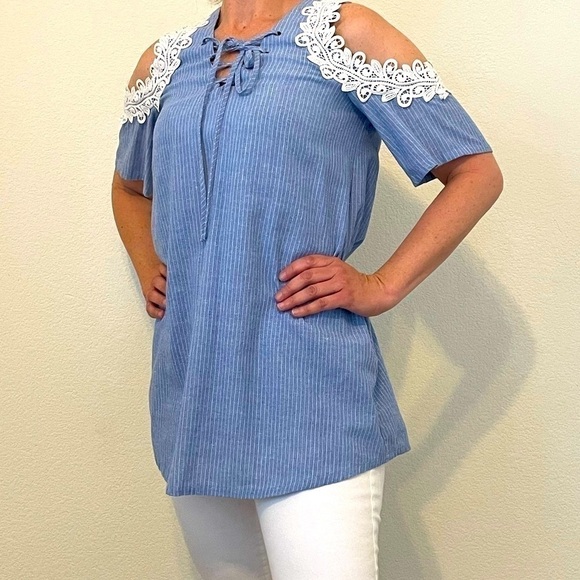 J.O.A. top lace NWOT blue top cutout shoulder lace trim sz L - Picture 2 of 9